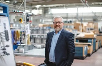 Directeur des opérations d’une PME industrielle utilisant des systèmes d’automatisation IA