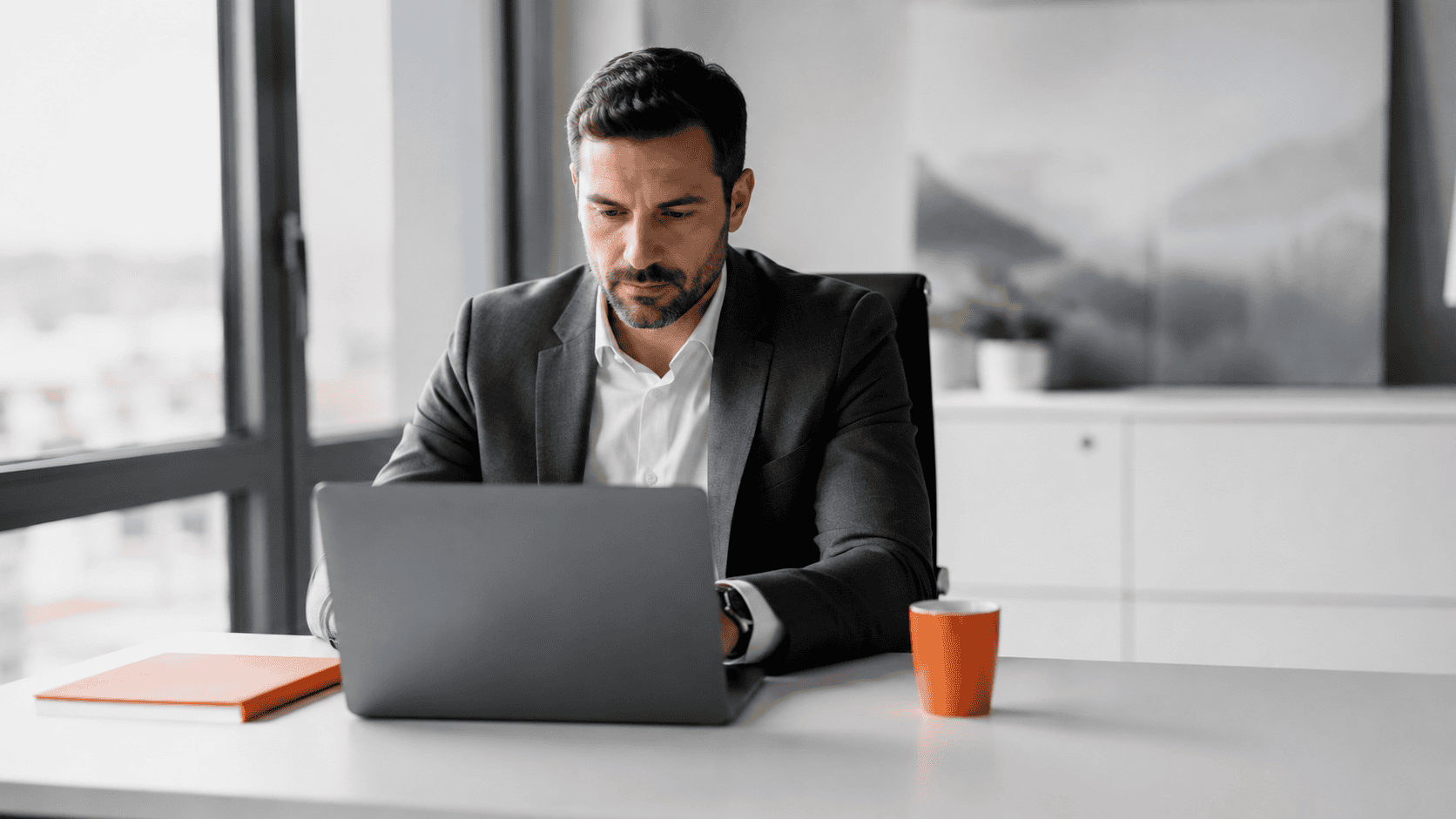 Dirigeant analysant les performances de son entreprise sur un ordinateur portable lors d'une séance de conseil stratégique. un ordinateur portable lors d'une séance de conseil stratégique.